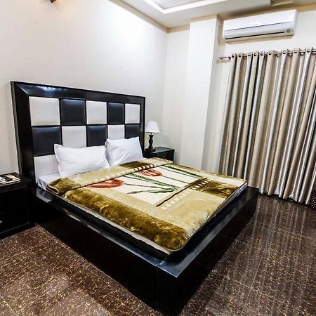 Midway Hotel & Restaurant Sadiqabad Exteriör bild