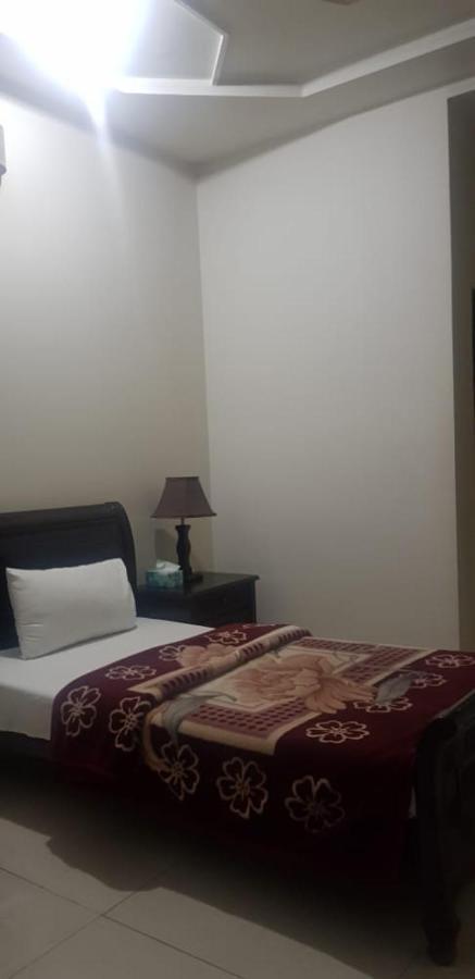 Midway Hotel & Restaurant Sadiqabad Exteriör bild