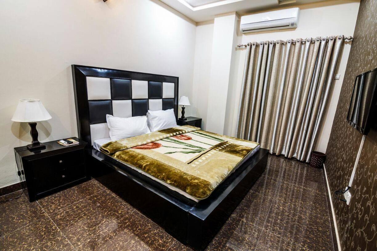 Midway Hotel & Restaurant Sadiqabad Exteriör bild