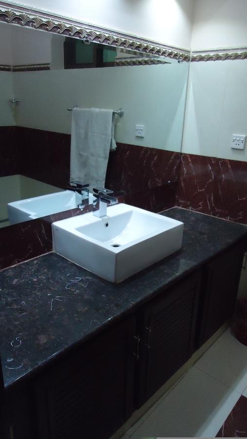 Midway Hotel & Restaurant Sadiqabad Exteriör bild