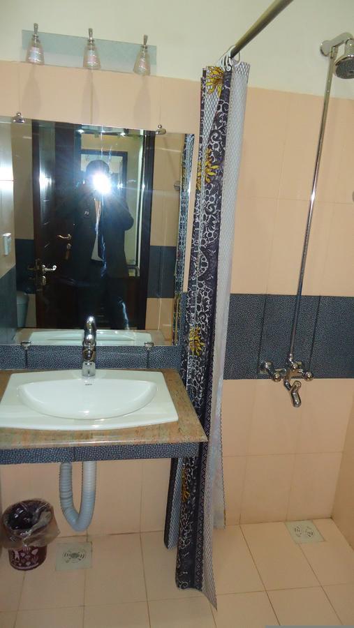 Midway Hotel & Restaurant Sadiqabad Exteriör bild