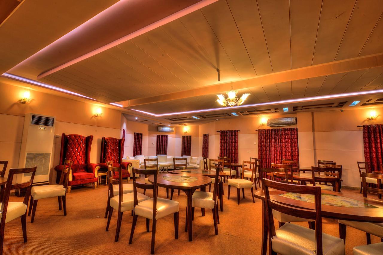 Midway Hotel & Restaurant Sadiqabad Exteriör bild