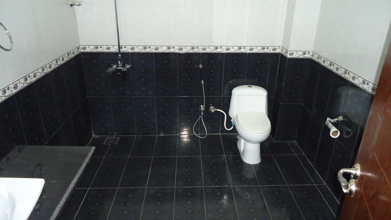 Midway Hotel & Restaurant Sadiqabad Exteriör bild