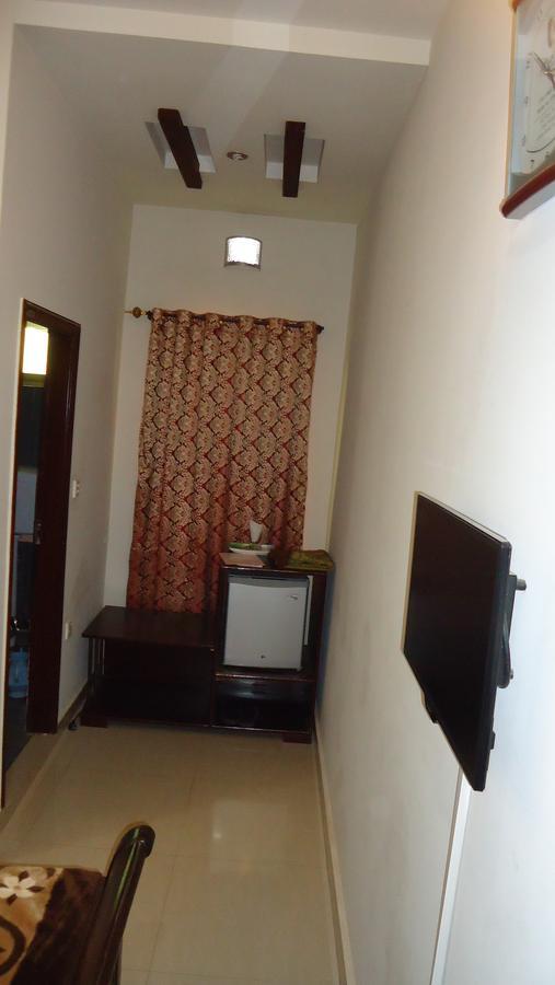 Midway Hotel & Restaurant Sadiqabad Exteriör bild