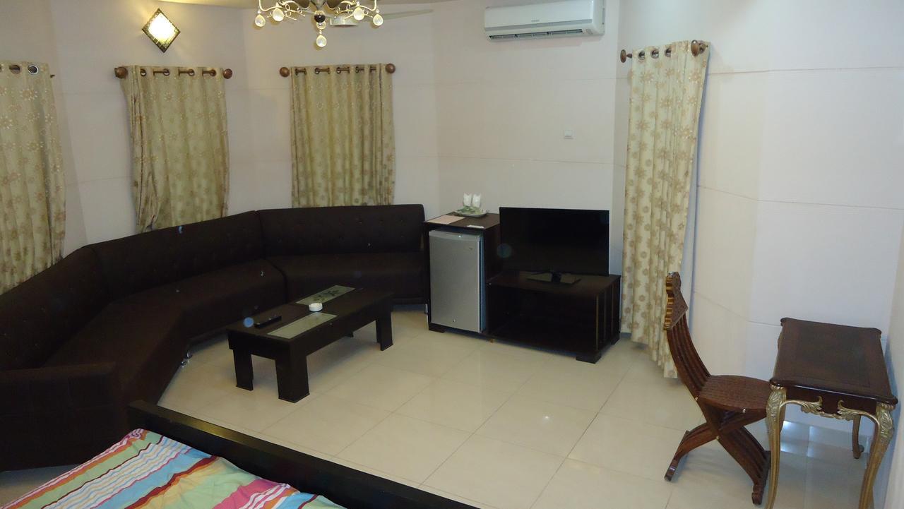 Midway Hotel & Restaurant Sadiqabad Exteriör bild