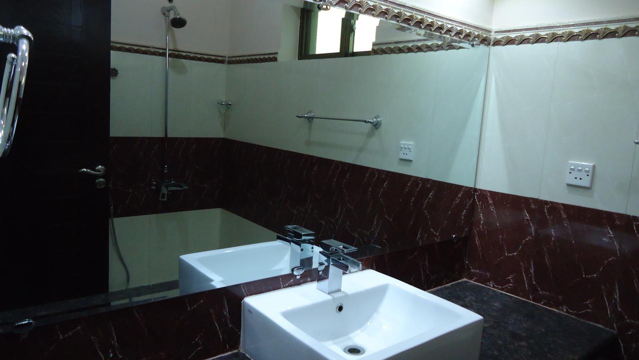 Midway Hotel & Restaurant Sadiqabad Exteriör bild