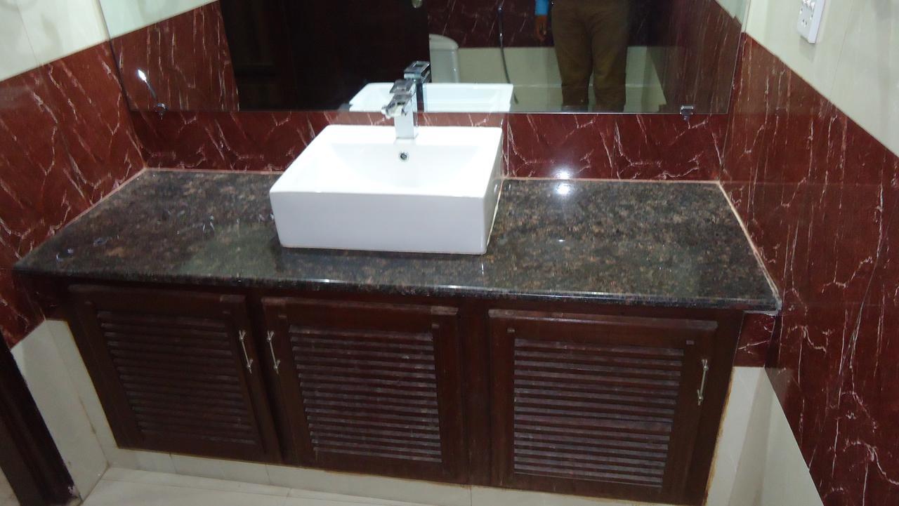 Midway Hotel & Restaurant Sadiqabad Exteriör bild