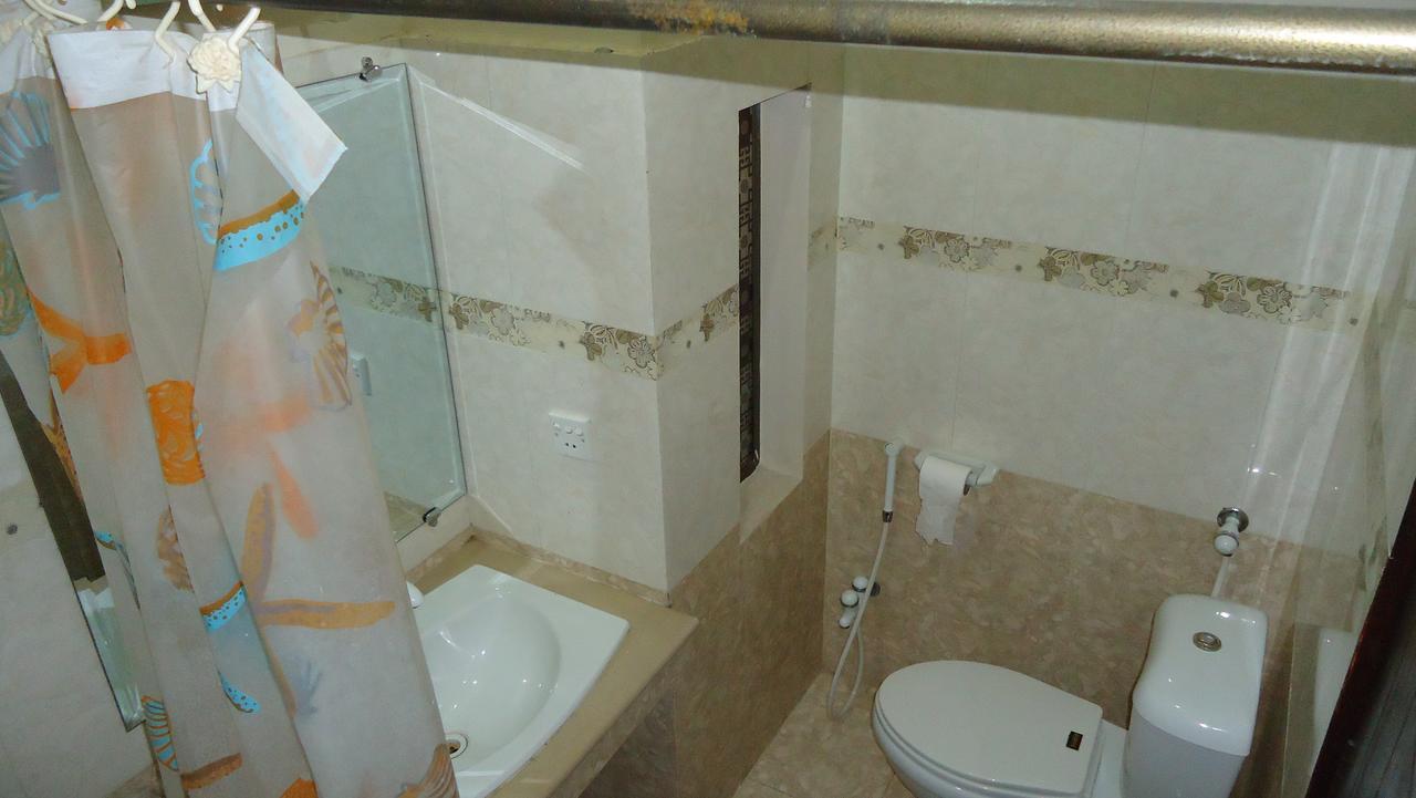 Midway Hotel & Restaurant Sadiqabad Exteriör bild
