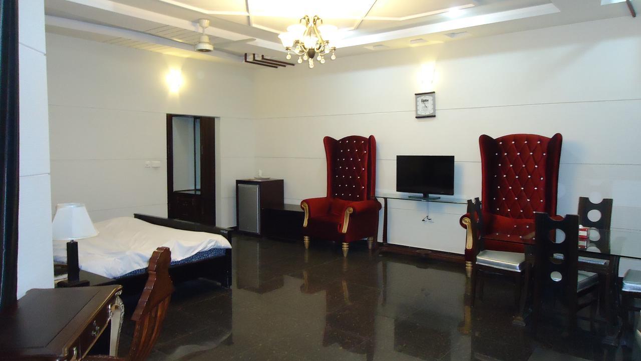 Midway Hotel & Restaurant Sadiqabad Exteriör bild