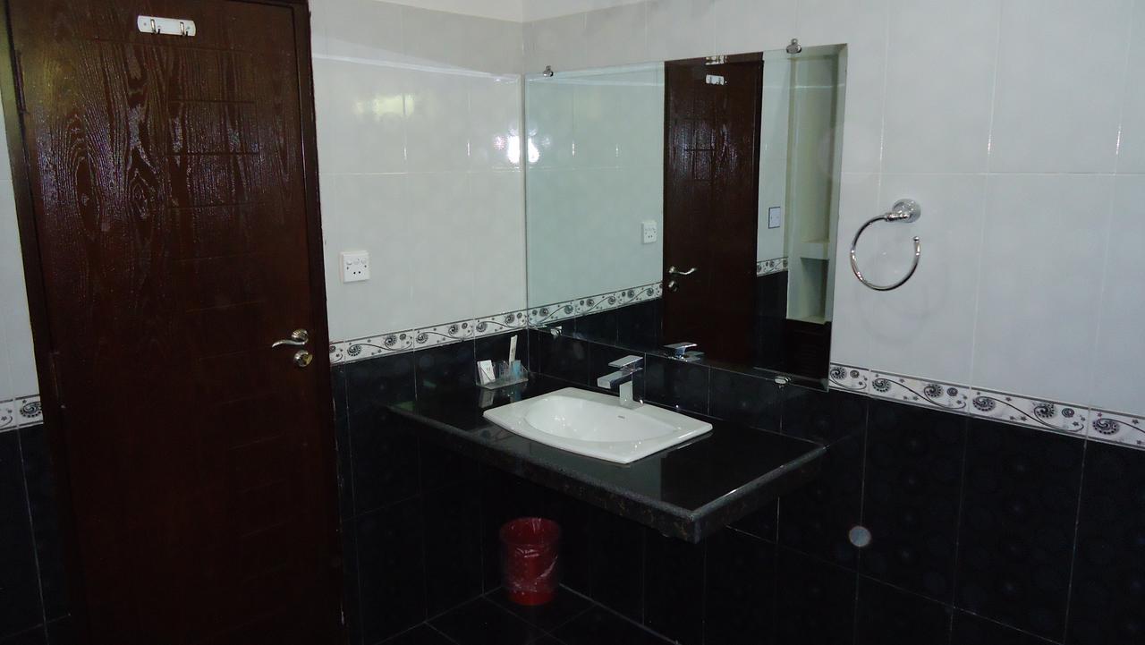 Midway Hotel & Restaurant Sadiqabad Exteriör bild