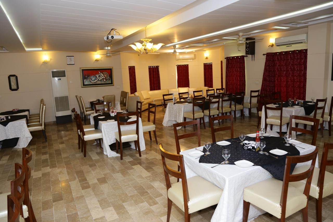 Midway Hotel & Restaurant Sadiqabad Exteriör bild