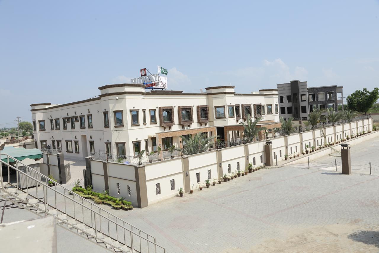 Midway Hotel & Restaurant Sadiqabad Exteriör bild