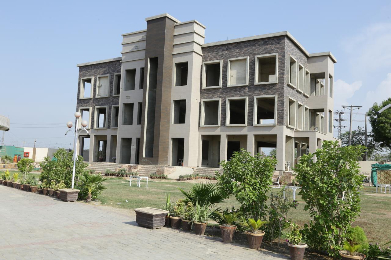 Midway Hotel & Restaurant Sadiqabad Exteriör bild