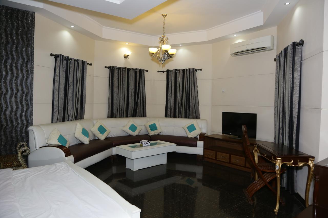 Midway Hotel & Restaurant Sadiqabad Exteriör bild