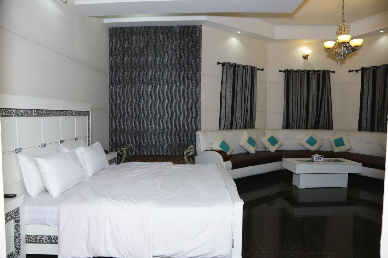 Midway Hotel & Restaurant Sadiqabad Exteriör bild