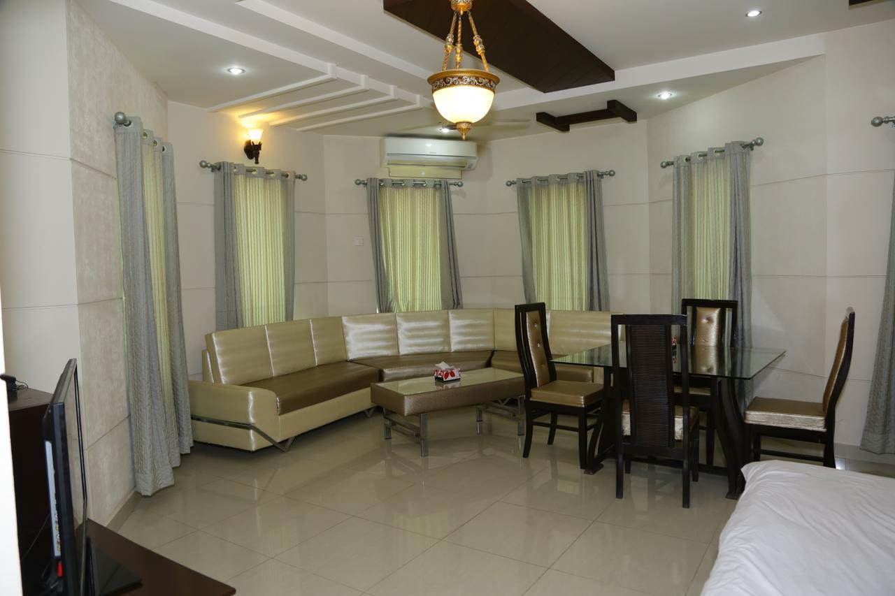 Midway Hotel & Restaurant Sadiqabad Exteriör bild