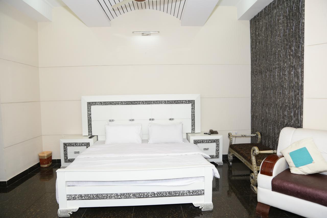 Midway Hotel & Restaurant Sadiqabad Exteriör bild